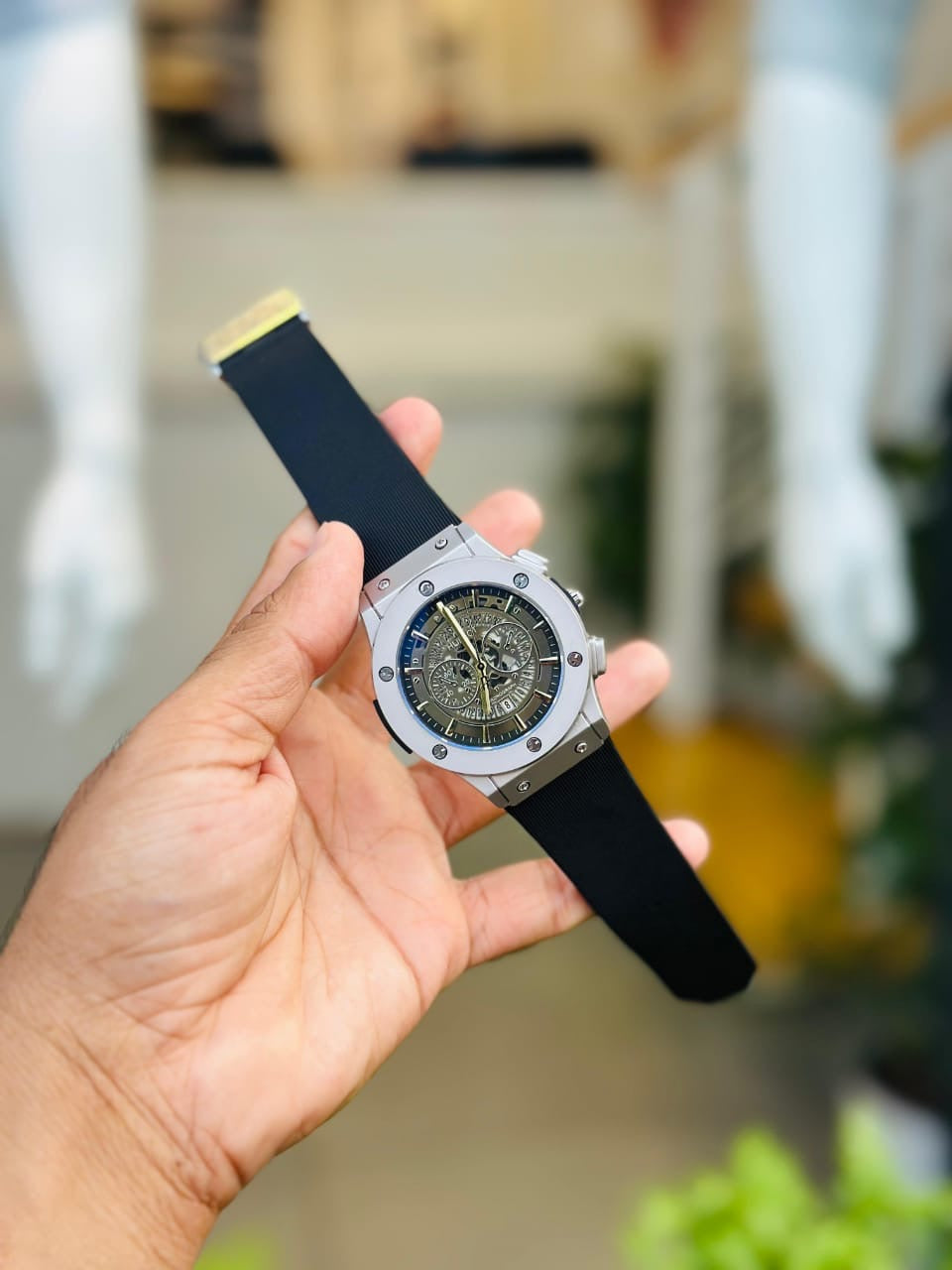 TRENDING DATE WORKING SILVER BODY BLACK STRAP WATCH