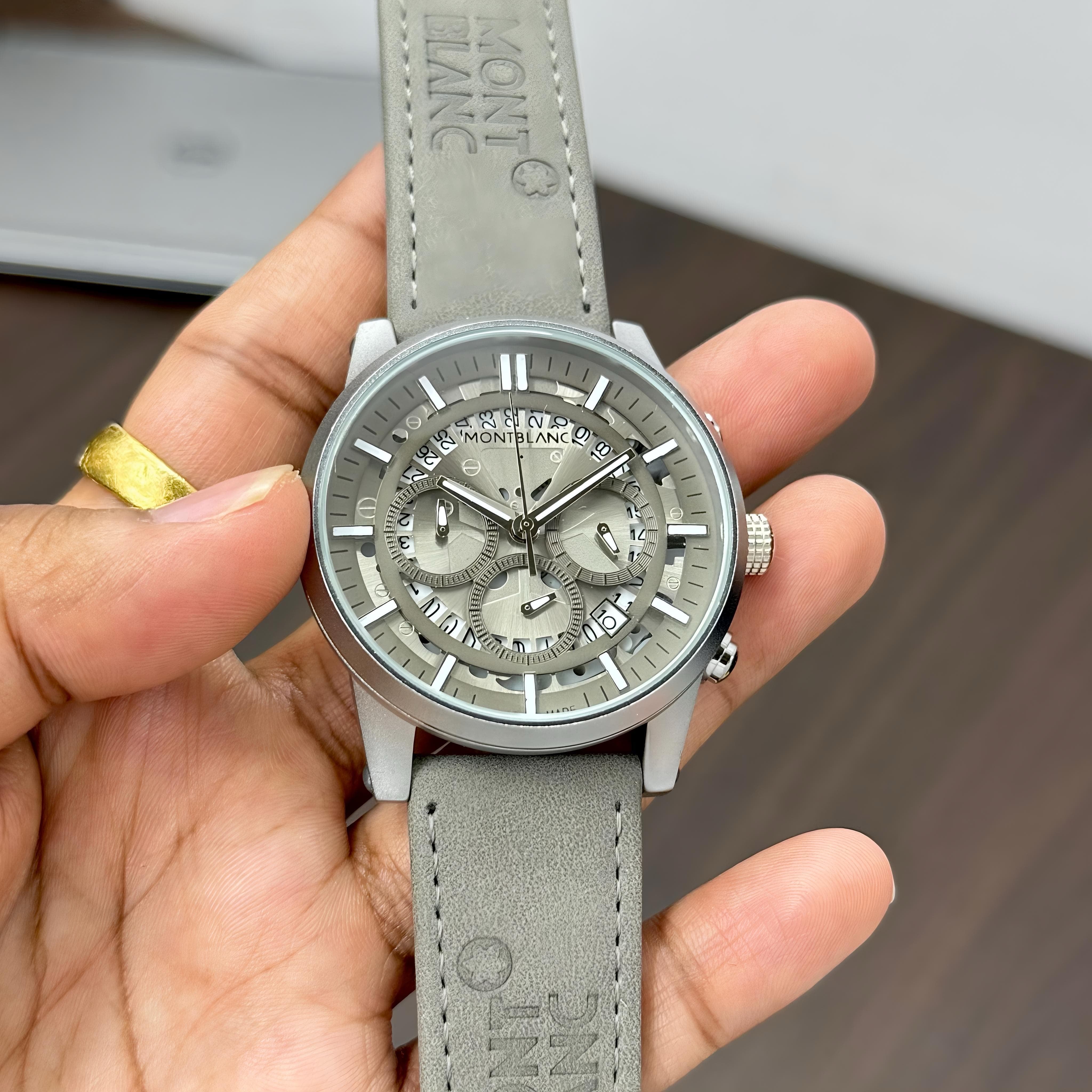 MODT SELLING LUXURY WATCH WITH ALL CHRONOGRAPHS WORKING