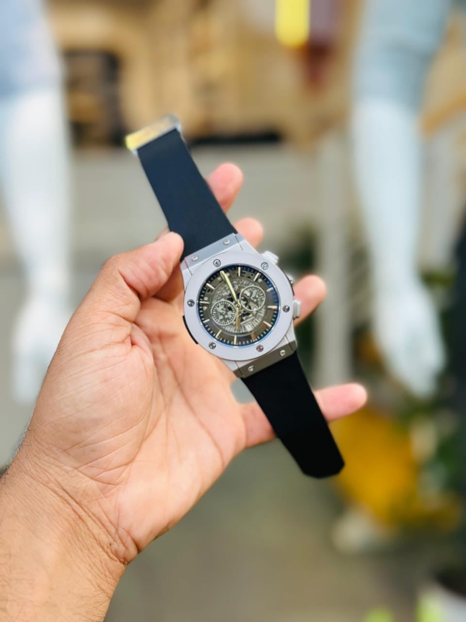 TRENDING DATE WORKING SILVER BODY BLACK STRAP WATCH
